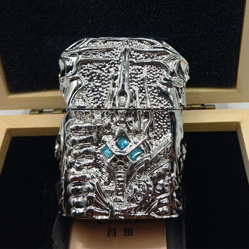  فندک بنزینی زورو مدل سیلور با جعبه چوبی کد d79 