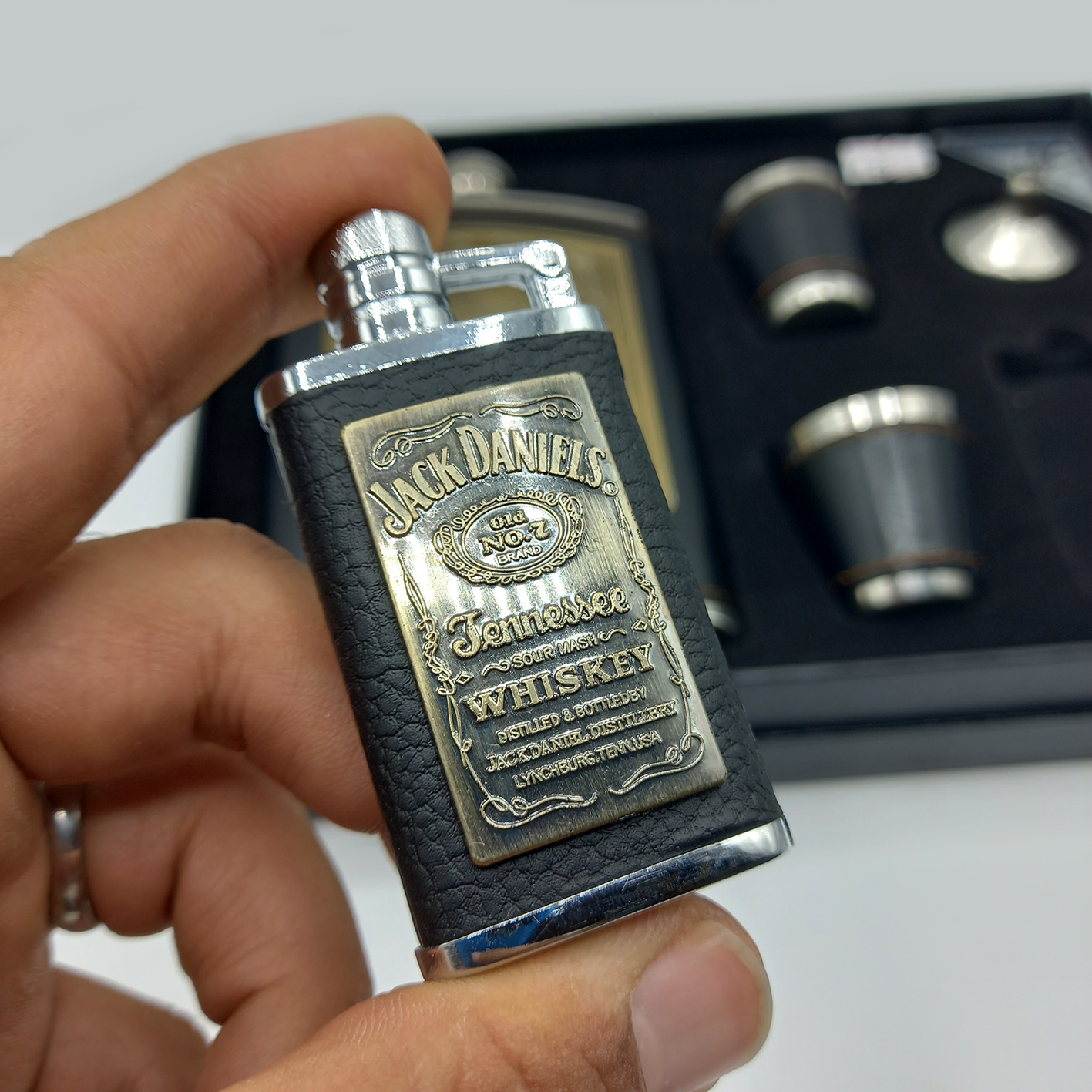  ست قمقمه جیبی استیل 2 شات چرم فندک گازی مدل جک دنیلز کد L540331 